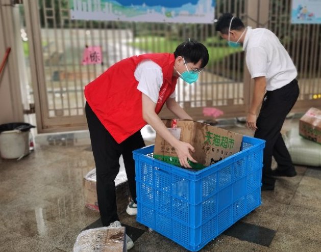 9月1日，區(qū)前期辦干部周智豪在鹽田街道東海社區(qū)御景佳園一期為居民搬運物資。.jpg