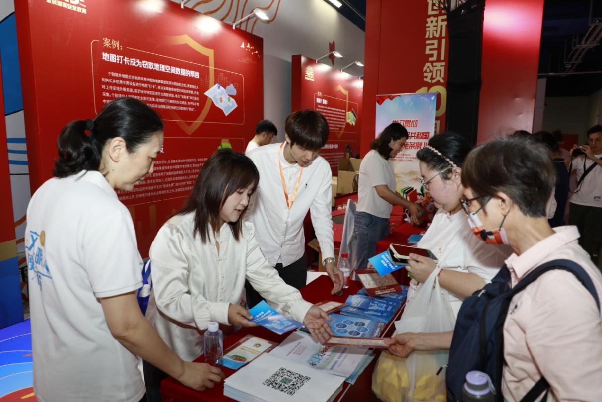 鹽田區(qū)開展《中華人民共和國檔案法實施條例》宣傳活動